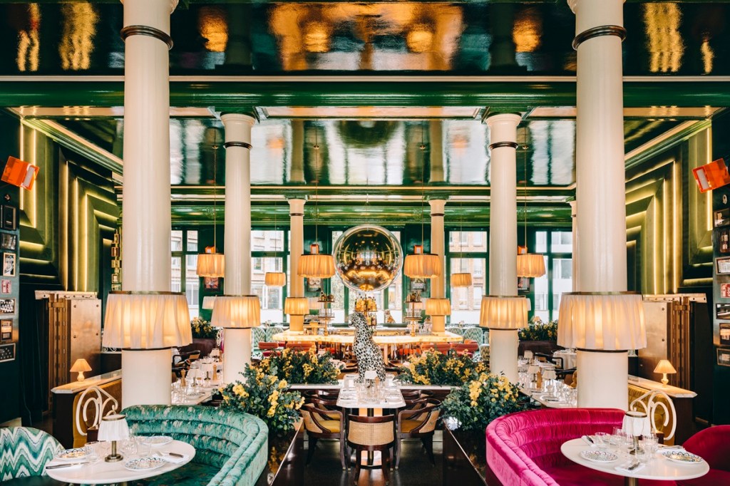 Restaurant mit bunten Sitzbänken aus Samt