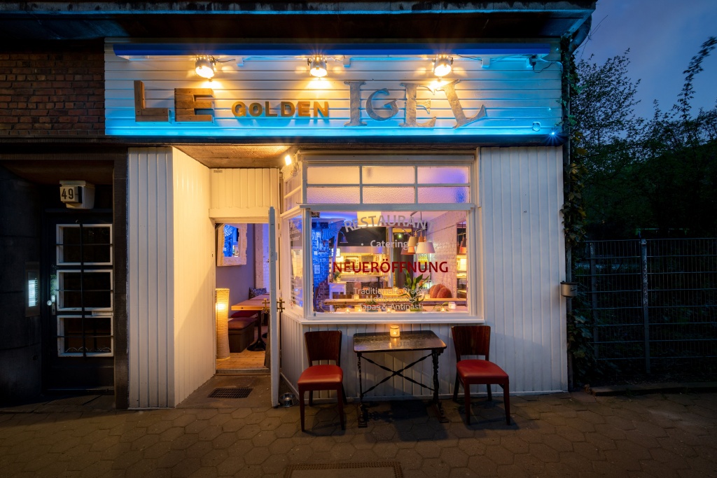 Außenbereich des Restaurants am Abend