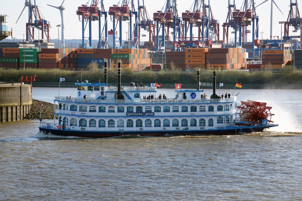 Schiff auf der Elbe