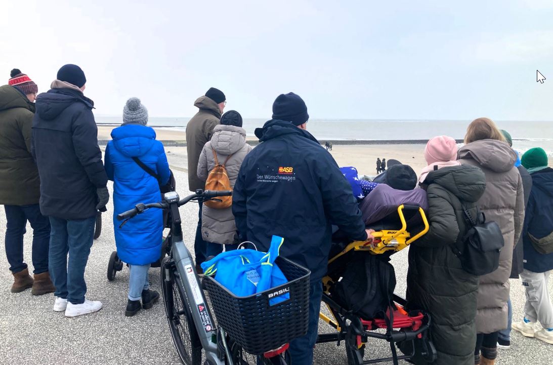 Felix gemeinsam mit seiner Familie und dem Team vom Wünschewagen auf Norderney.