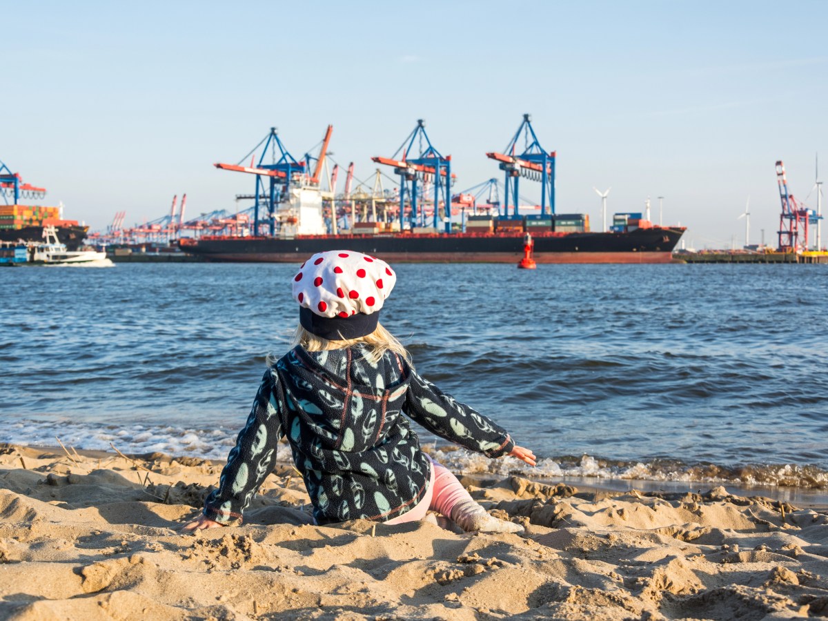 Kind am Strand vor Hafen