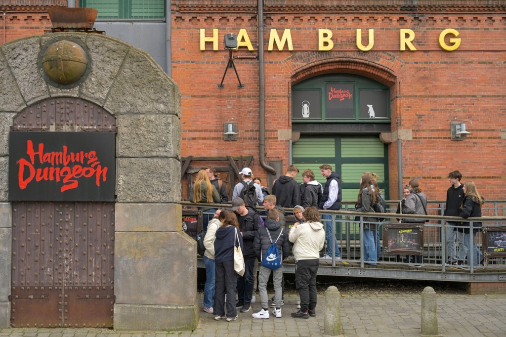 Menschen vor dem Hamburger Dungeon