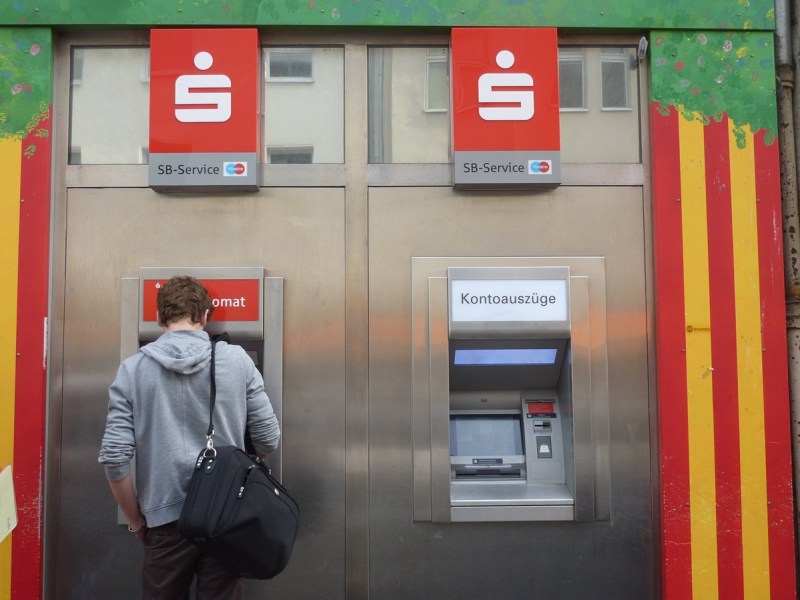 Sparkasse: Bittere Nachricht – hier kommen Kunden tagelang nicht an Bargeld