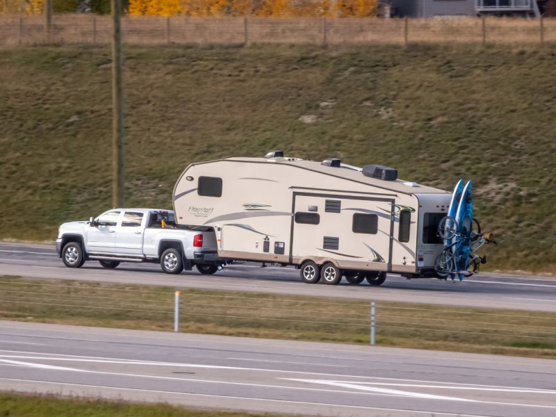Camping: Stolzer Urlauber zeigt seinen Wohnwagen – viele Plätze machen da nicht mit