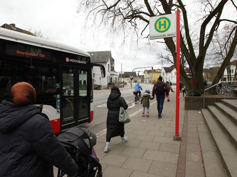 HVV völlig überlastet: Fahrgäste außer Kontrolle – „Prügeln sich um einen Platz“