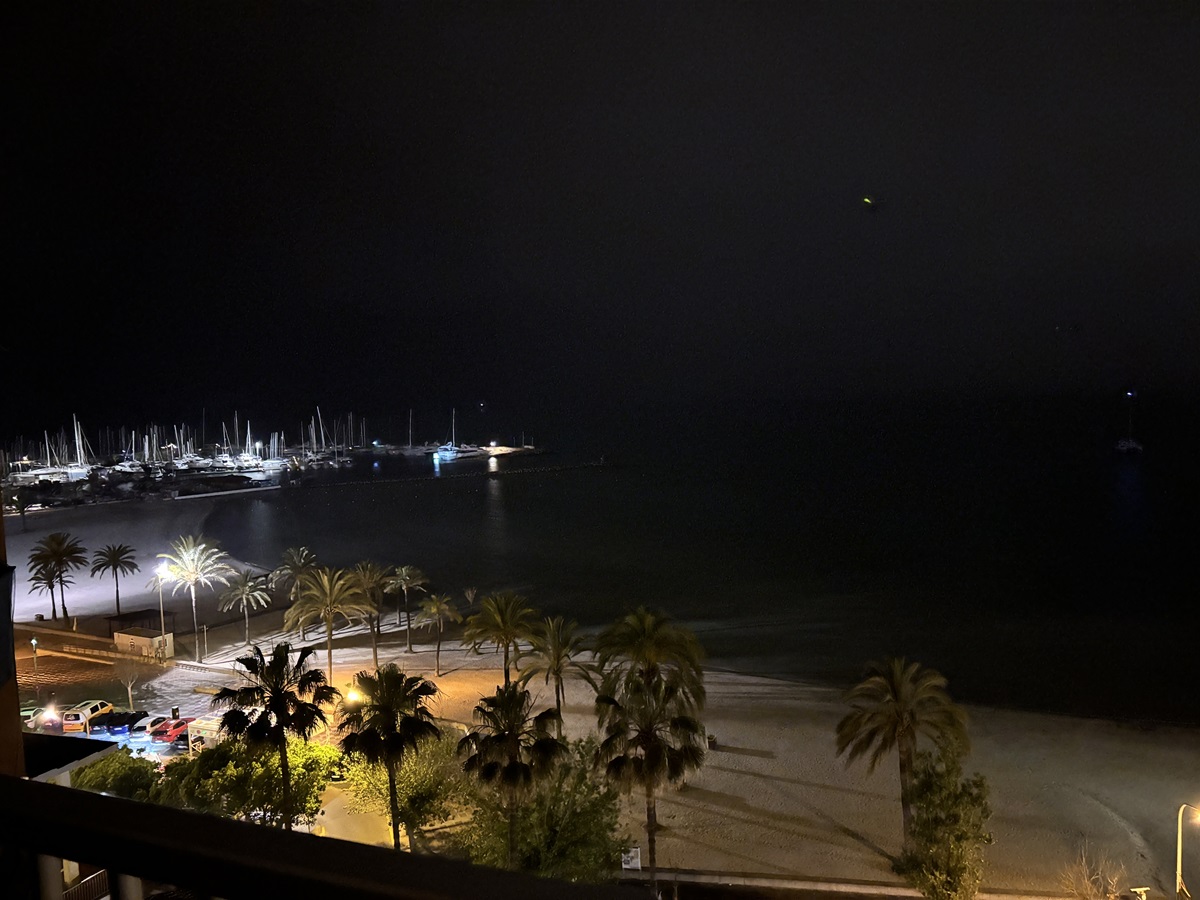 Heftiger-Knall-auf-Mallorca-Urlauber-erwischt-es-mitten-in-der-Nacht-eiskalt