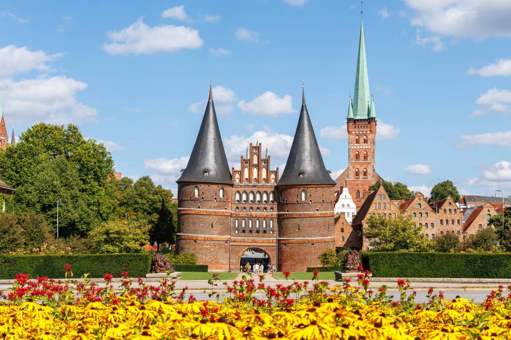 Das Holstentor hinter einer Blumenwiese