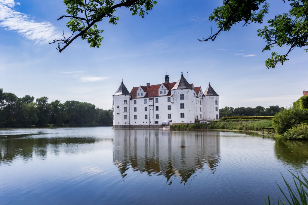 Die Glücksburg umgeben von Wasser