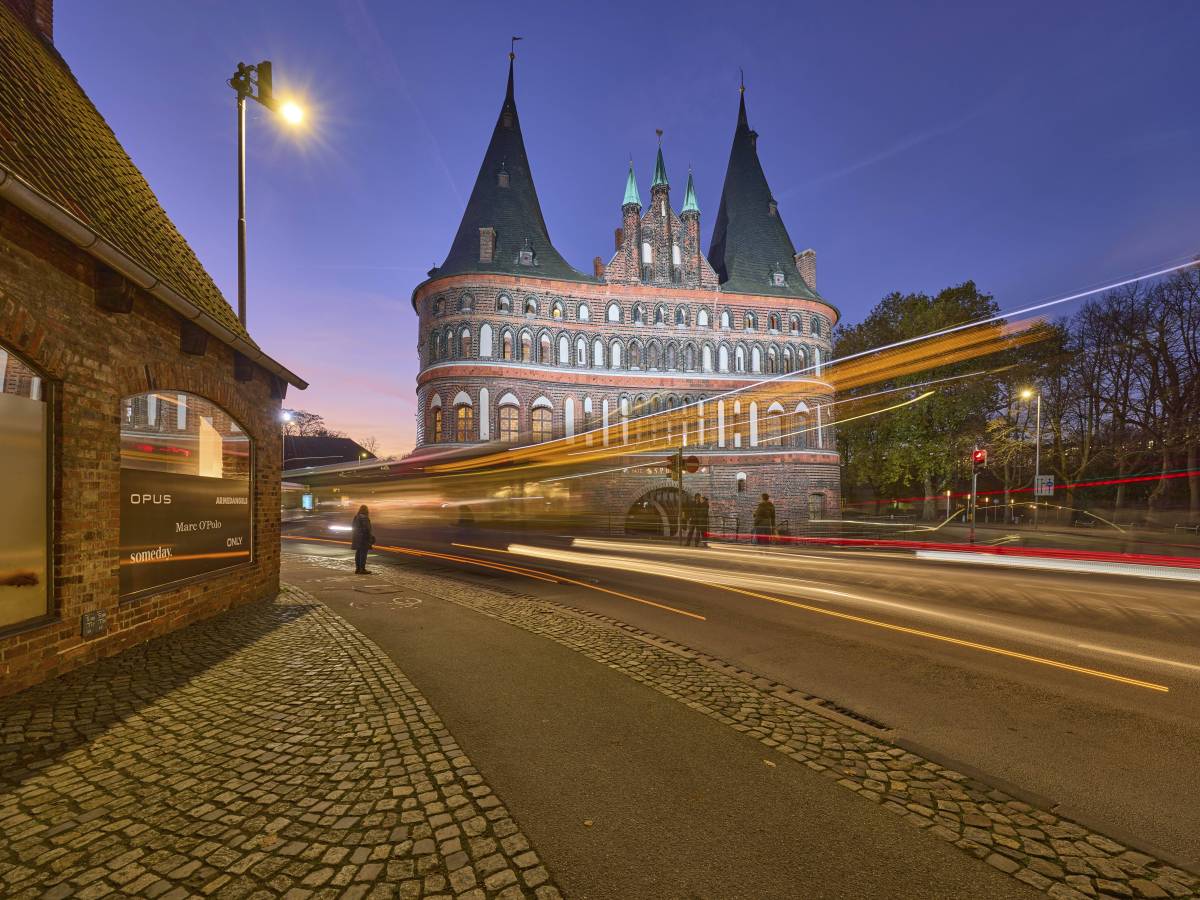 Holstentor bei Nacht