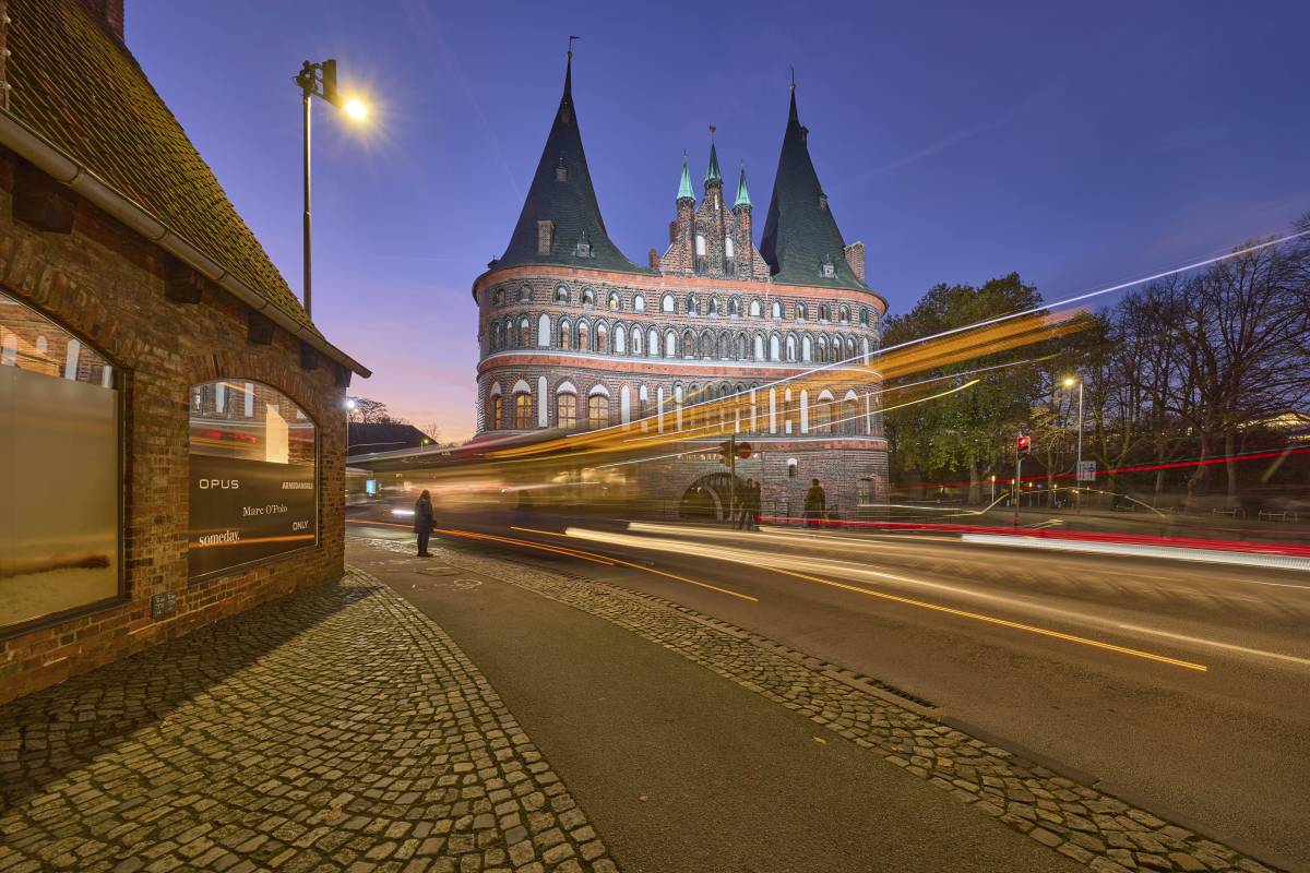 Holstentor bei Nacht