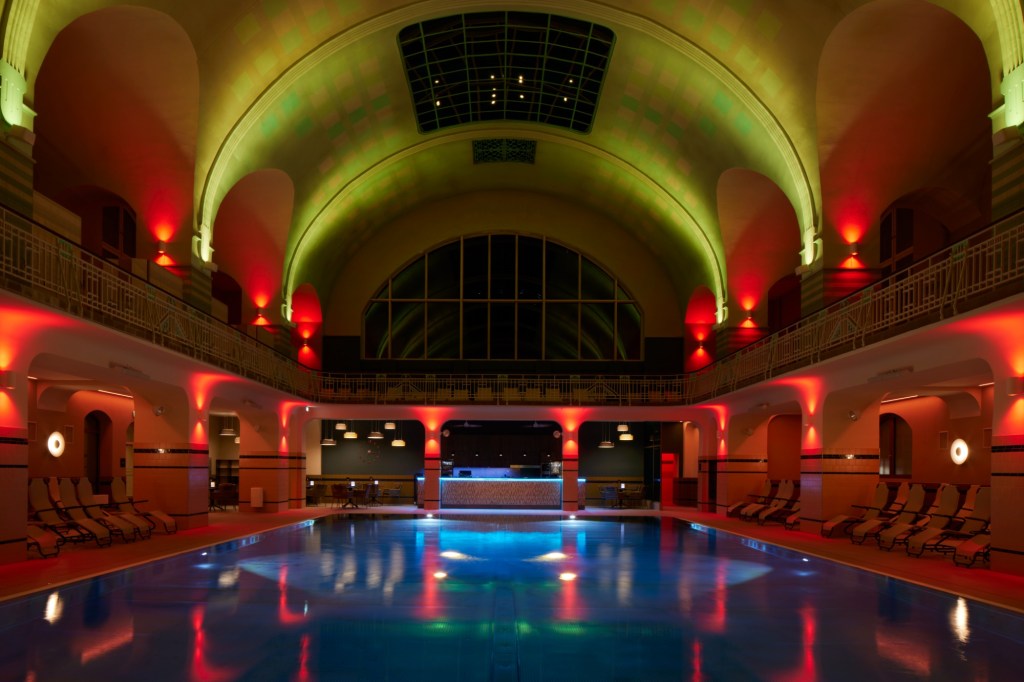 Therme in rötlicher Beleuchtung