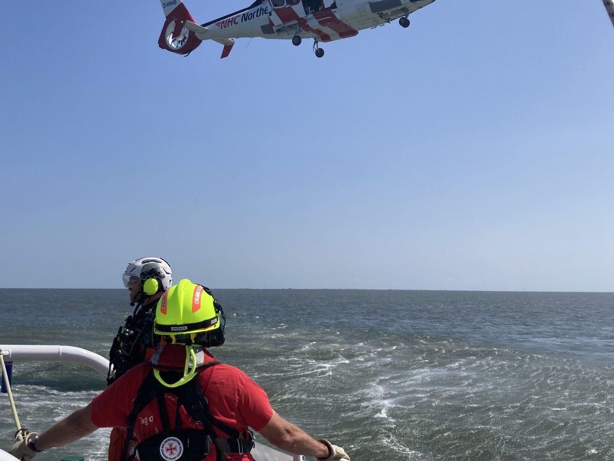 Vom Seenotrettungskreuzer EISWETTE übernahm der Hubschrauber den Verletzten.