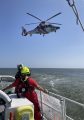 Vom Seenotrettungskreuzer EISWETTE übernahm der Hubschrauber den Verletzten.