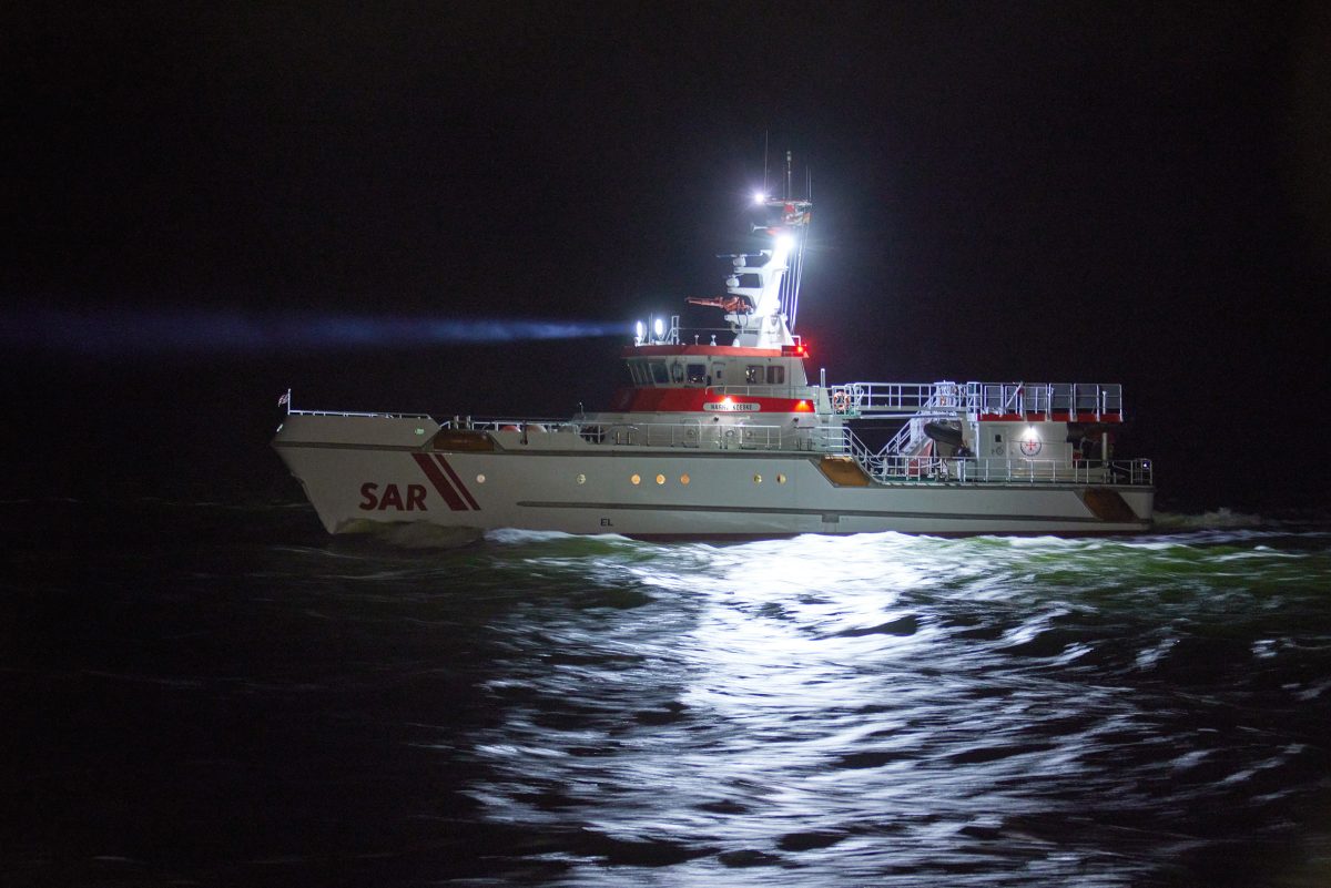 Der Seenotrettungskreuzer HARRO KOEBKE/DGzRS-Station Sassnitz mit Tochterboot NOTARIUS war am späten Montagabend, 23. Juni 2025, im Einsatz für einen Zweimaster, der in schwerer See Wasser nahm. Ein Crewmitglied benötigte zudem medizinische Hilfe.