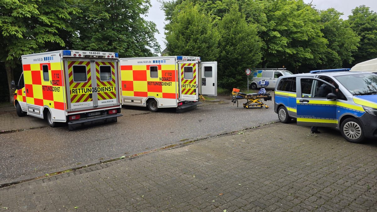 Sowohl Sanitäter als auch Polizei waren am Tatort in Marne im Einsatz.