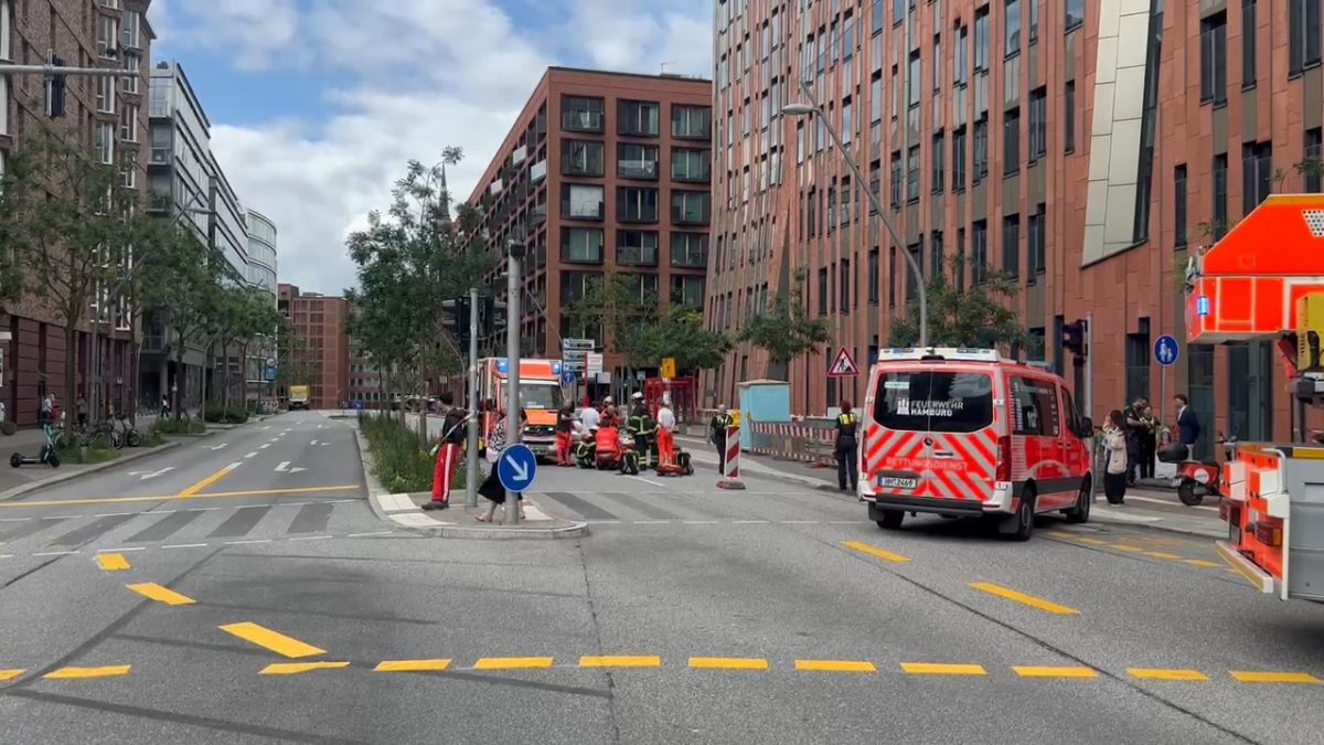Rettungskräfte und ein Notarzt leisteten am Unfallort Erstversorgung.