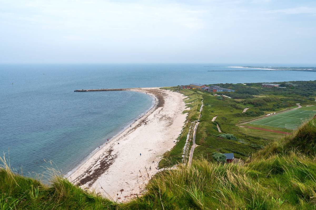 langer Strandabschnitt am hellen Tag