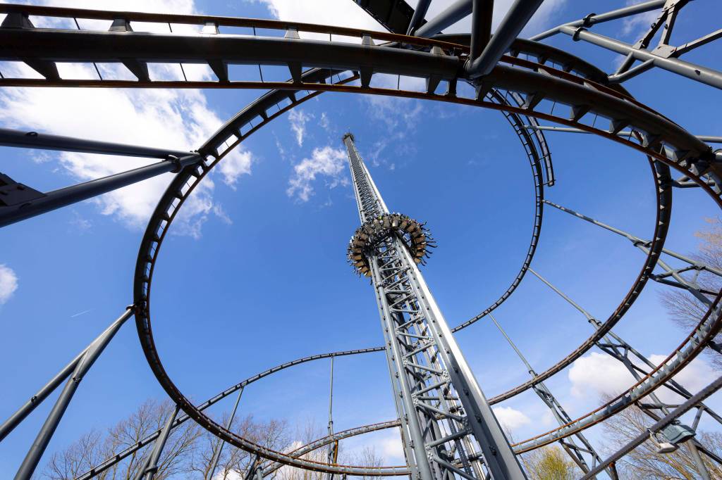 Freefall Tower hinter Achterbahn