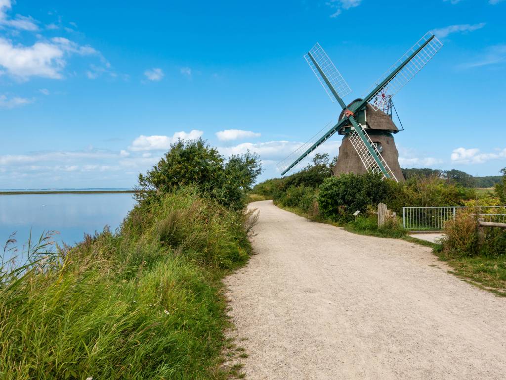 Windmühle beim Weg am Wasser