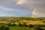 Regenbogen hinter malerischer Naturlandschaft