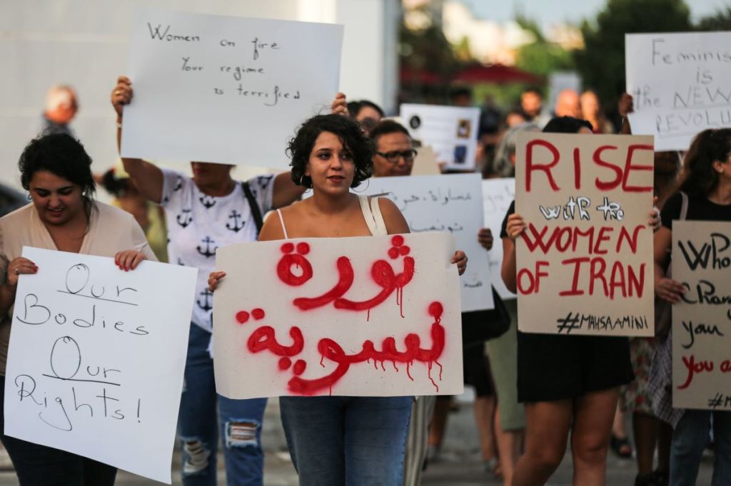 Tränengas und Kugeln: Der Preis für Protest im Iran