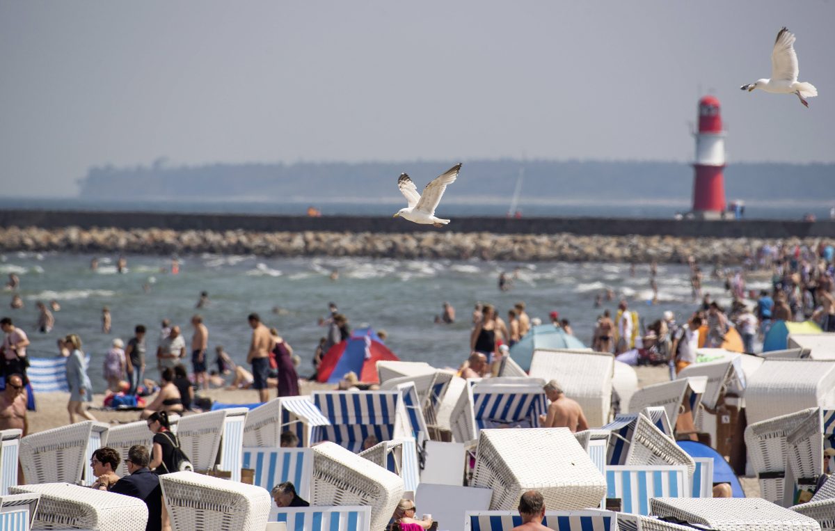 Der Strand in Warnemünde an der Ostsee.