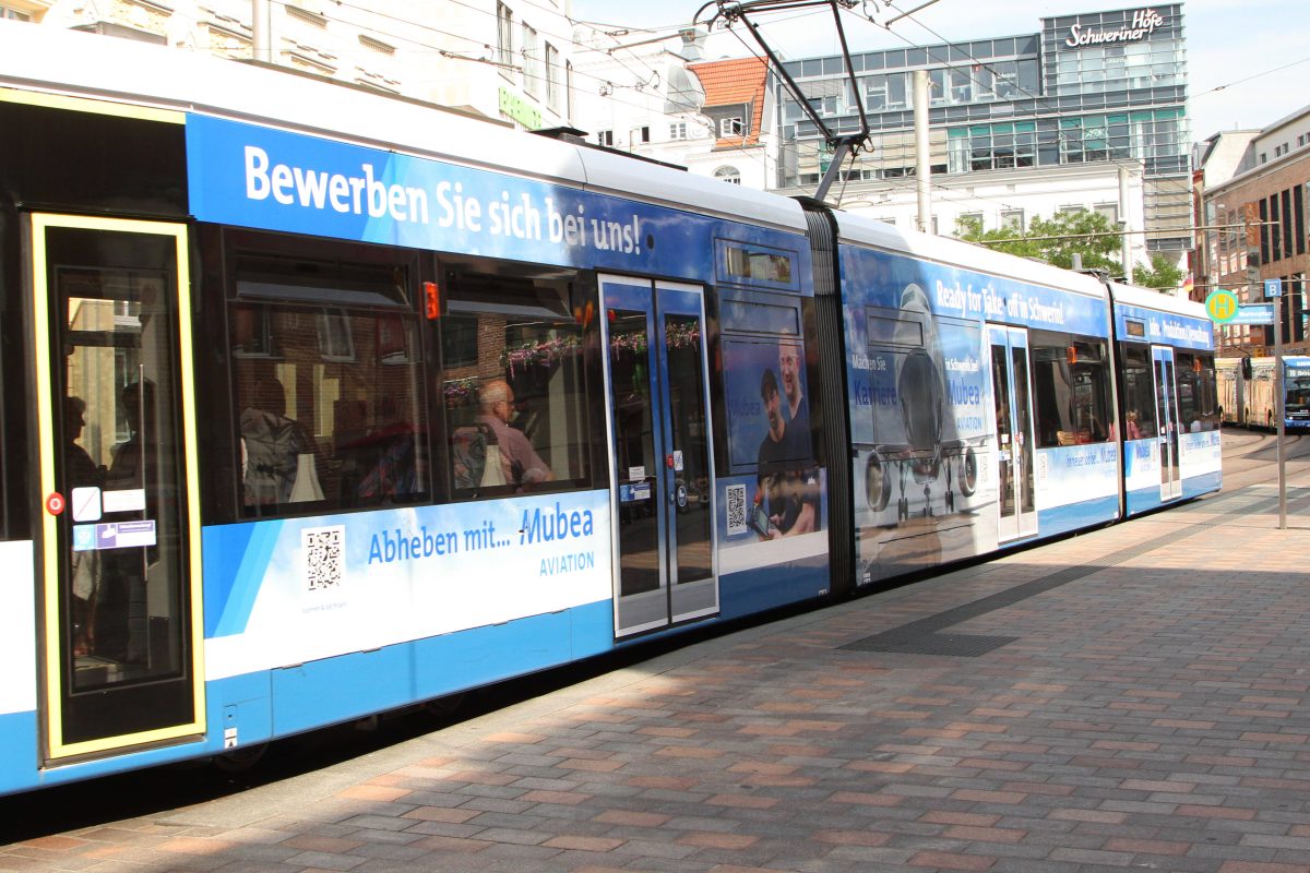 Brand in einer Straßenbahn in Schwerin (Symbolbild).