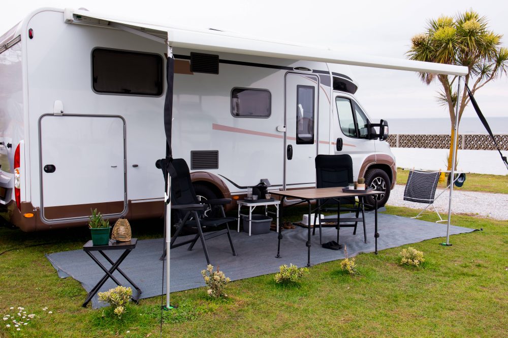 Ein Wohnmobil auf dem Campingplatz.