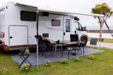 Ein Wohnmobil auf dem Campingplatz.