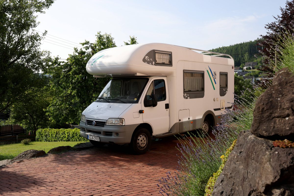 Camping-Albtraum! Ein Wohnmobil wurde mutwillig beschädigt (Symbolbild)