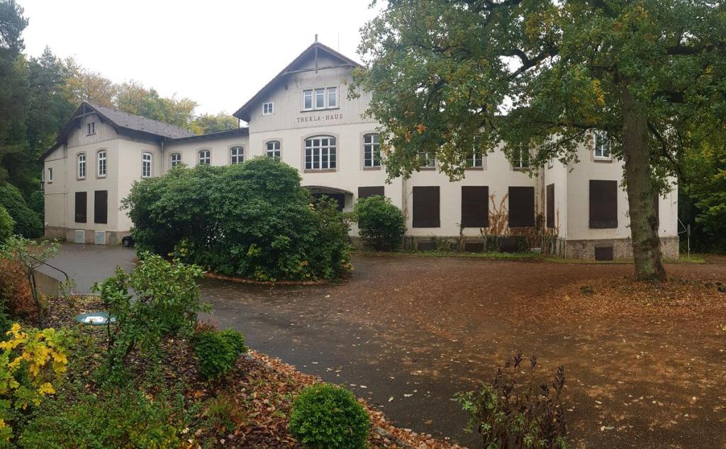 Theklahaus hinter Bäumen