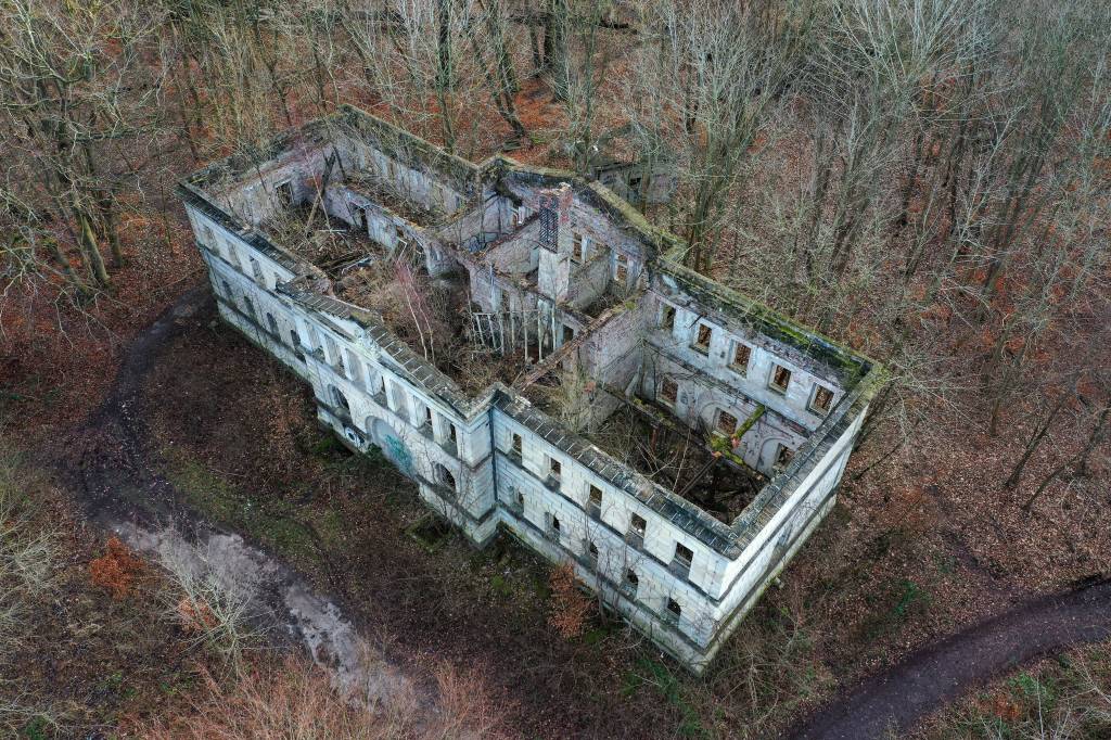 Grundmauern des Schlosses im Wald