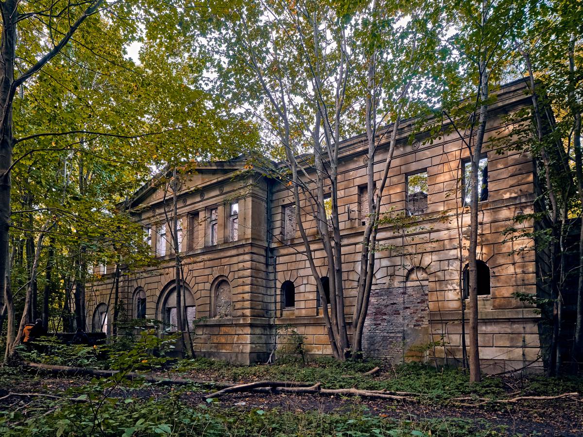 Altes Haus zwischen Bäumen
