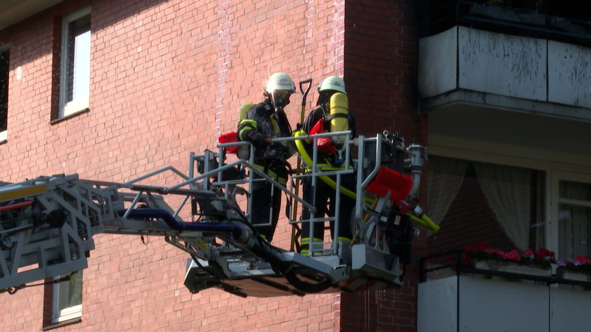 Die Feuerwehr löscht den Brand in Hamburg.