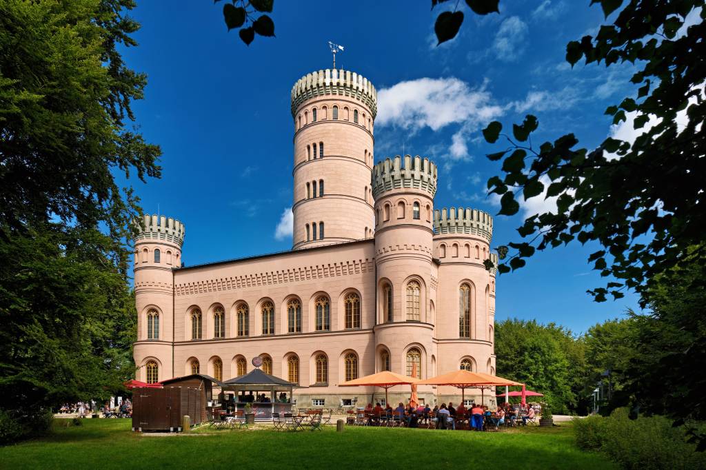 Das Schloss Granitz unter blauem Himmel