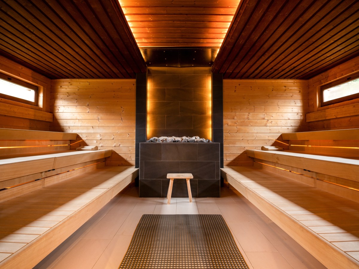 Sauna mit warmem Licht