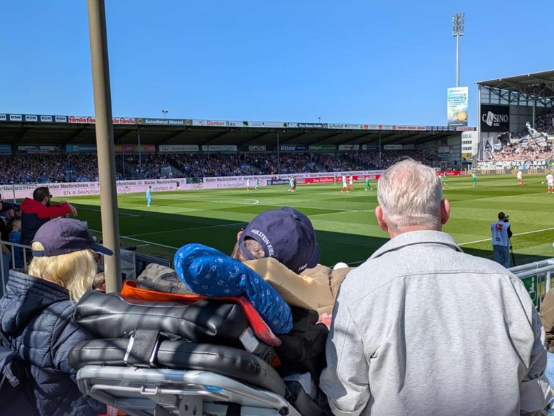 Innigster Wunsch wird wahr! Holstein-Kiel-Fan erlebt letzten Ostsee-Moment voller Lebensfreude