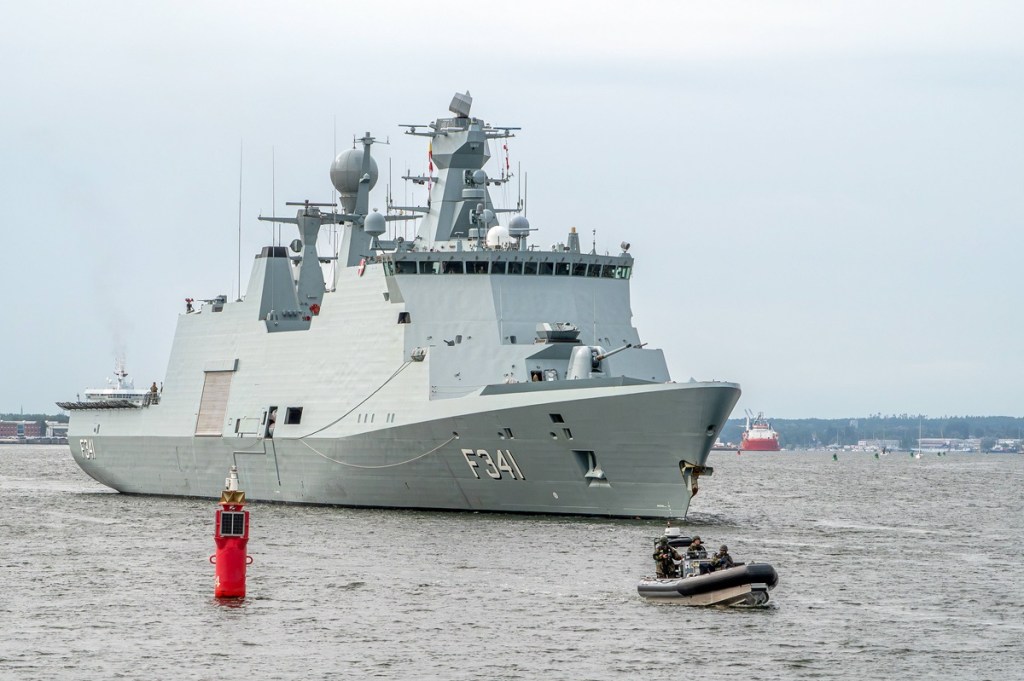 Bei Werftarbeiten werden mehrfach Schiffe der deutschen Bundesmarine beschädigt – erheblich und langfristig. So wurden beispielsweise Eisenspäne in Motor und Getriebe eines dieser Schiffe gekippt, was einen Totalschaden verursacht. Hierbei ist ungeklärt, wer die Tat verübt hat, aus Geheimdienstkreisen hört man aber, dass der Verdacht ziemlich klar auf Putin liegt. Klarer sind die Beweise bei einem Deutschrussen...