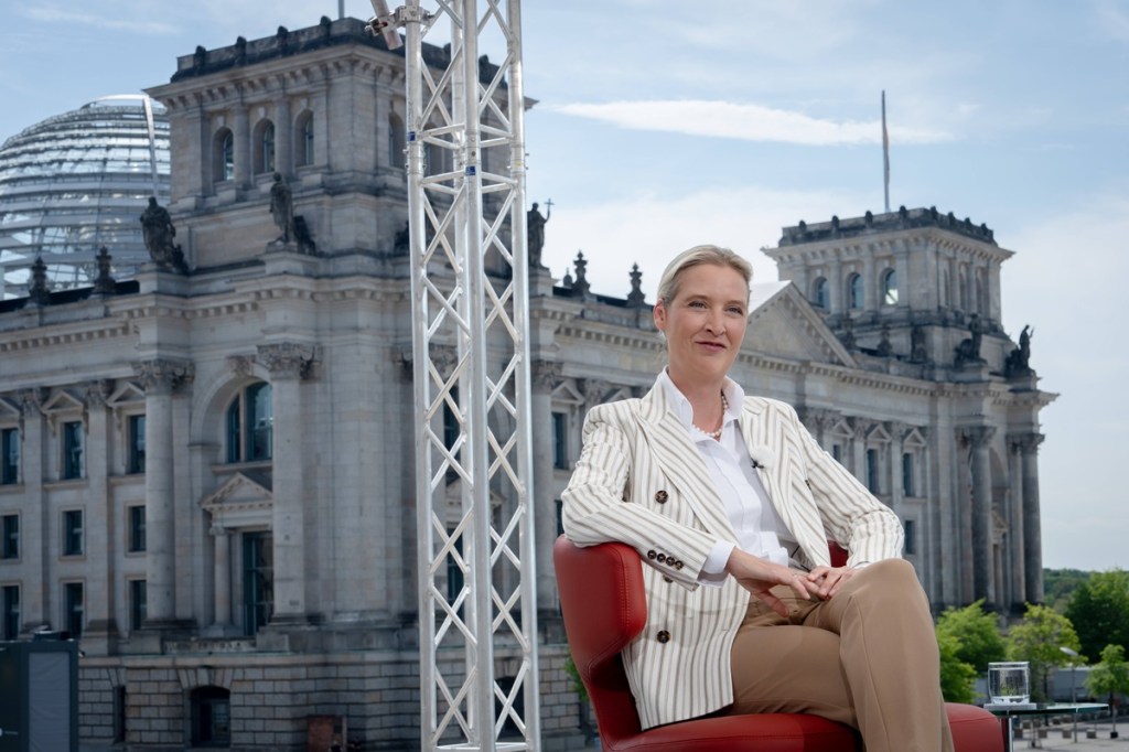 Lautstarker Anti-AfD-Song vor dem Reichstagsgebäude