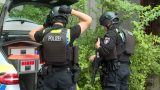 Großeinsatz der Polizei in Hamburg: Person feuert aus Wohngebäude mit CO2-Pistole wegen Baustellenlärms.
