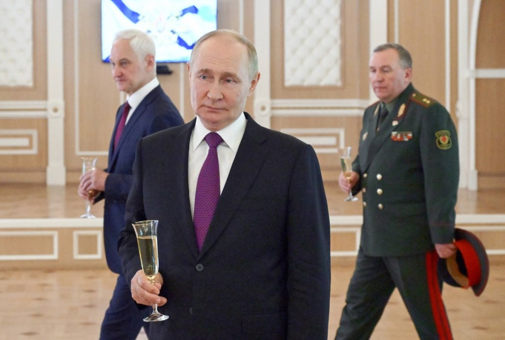 Noch vor wenigen Wochen hatte Trump Russland ganze 50 Tage Zeit gegeben, um sich in Richtung Frieden mit der Ukraine zu bewegen – nun scheint Schluss mit der Geduld. Bei einem Auftritt im schottischen Turnberry platzte ihm der Kragen: „Ich bin enttäuscht von Putin. Sehr enttäuscht.“ Hintergrund ist ein Raketenangriff auf ein Pflegeheim in der Ukraine, der Trump emotional berührt hatte, erklärte er. „So kann das nicht weitergehen“, sagte der Republikaner sichtlich angespannt.