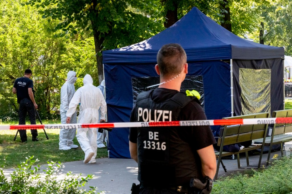 Schon zuvor hat Russland auf deutschem Gebiet Straftaten begehen lassen, um seine Ziele zu erreichen. Das berühmte Attentat, das als "Tiergartenmord" Schlagzeilen macht: 2019 wird im Berliner Tiergarten der georgischstämmige Tschetschene Zelimkhan Khangoshvili von einem russischen Staatsbürger erschossen. Das Motiv: Der ehemalige Kommandant tschetschenischer Rebellen gegen Russland ist als „Feind des russischen Staates“ ein Dorn in Putins Augen. Das Berliner Kammergericht verurteilt den Täter 2021 zu lebenslanger Haft. Doch wirkliche Konsequenzen von deutscher Seite gegen Putins Politik sind selten...